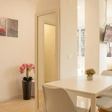 Bordox Nuovi E Luminosi Presso La Stazione E Il Centro Storico ウーディネ