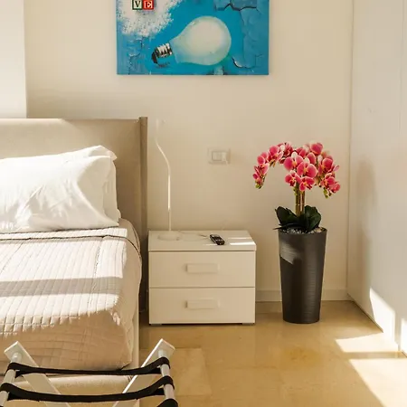 Bordox Nuovi E Luminosi Presso La Stazione E Il Centro Storico * ウーディネ